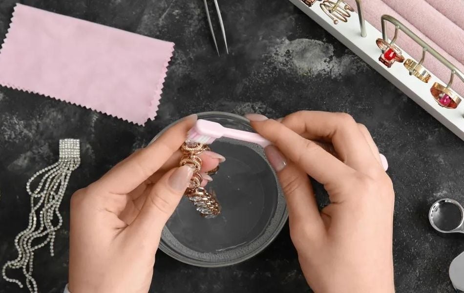 Cách bảo quản và phục hồi độ sáng cho trang sức xi mạ