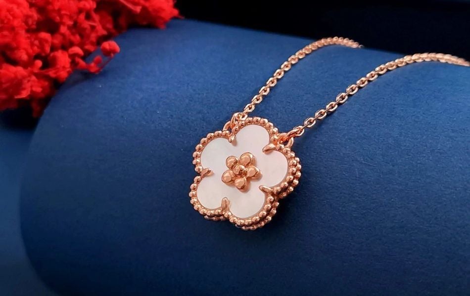 Ý nghĩa của dây chuyền hoa mai trong văn hóa và phong thủy