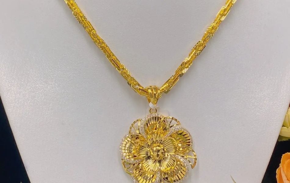 Trọng lượng dây chuyền hoa mai phổ biến nhất trên thị trường là 2 chỉ, 3 chỉ và 5 chỉ. Tùy vào ngân sách và vóc dáng người đeo mà mỗi loại sẽ mang lại hiệu ứng thẩm mỹ và giá trị của hồi môn khác nhau.