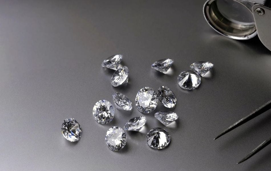 Kim cương tấm là những viên kim cương có kích thước siêu nhỏ, thường dao động từ dưới 1mm đến khoảng 3mm