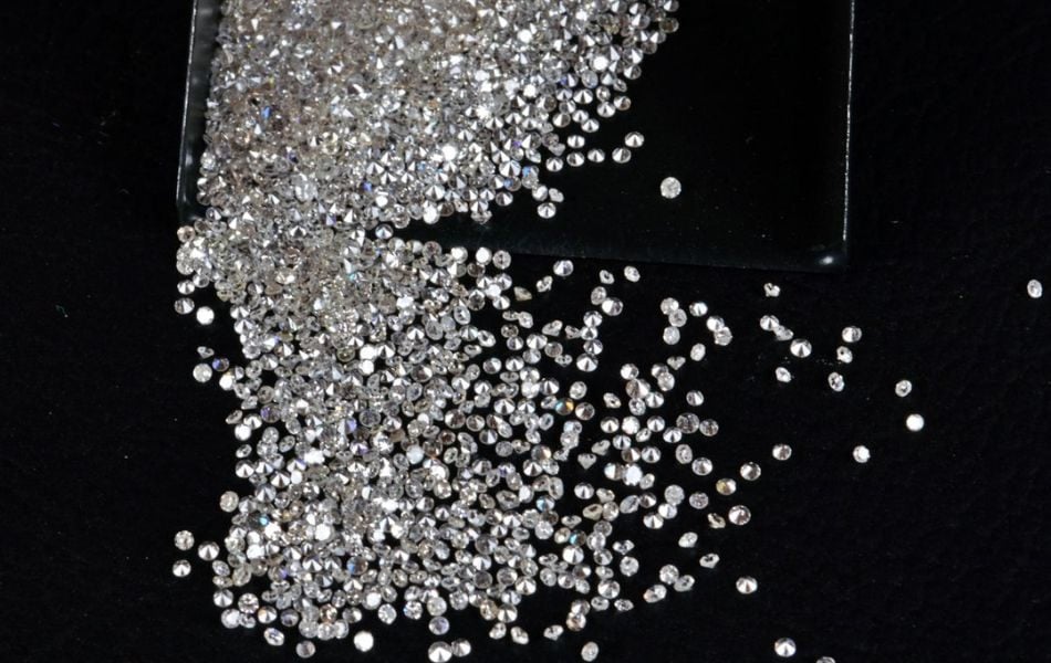 Trang sức đính kim cương tấm lung linh, sang trọng