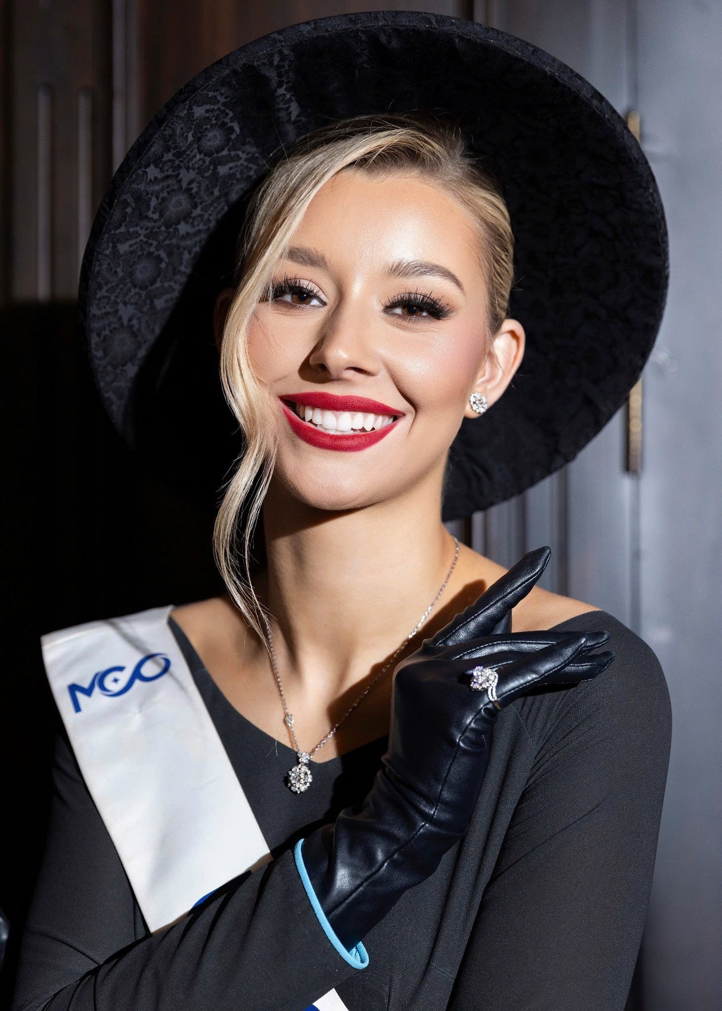 Tân Hoa Hậu Miss Cosmo 2025 – Yolina Lindquist – Biểu Tượng Của Lòng Trắc Ẩn Và Sự Kiên Cường