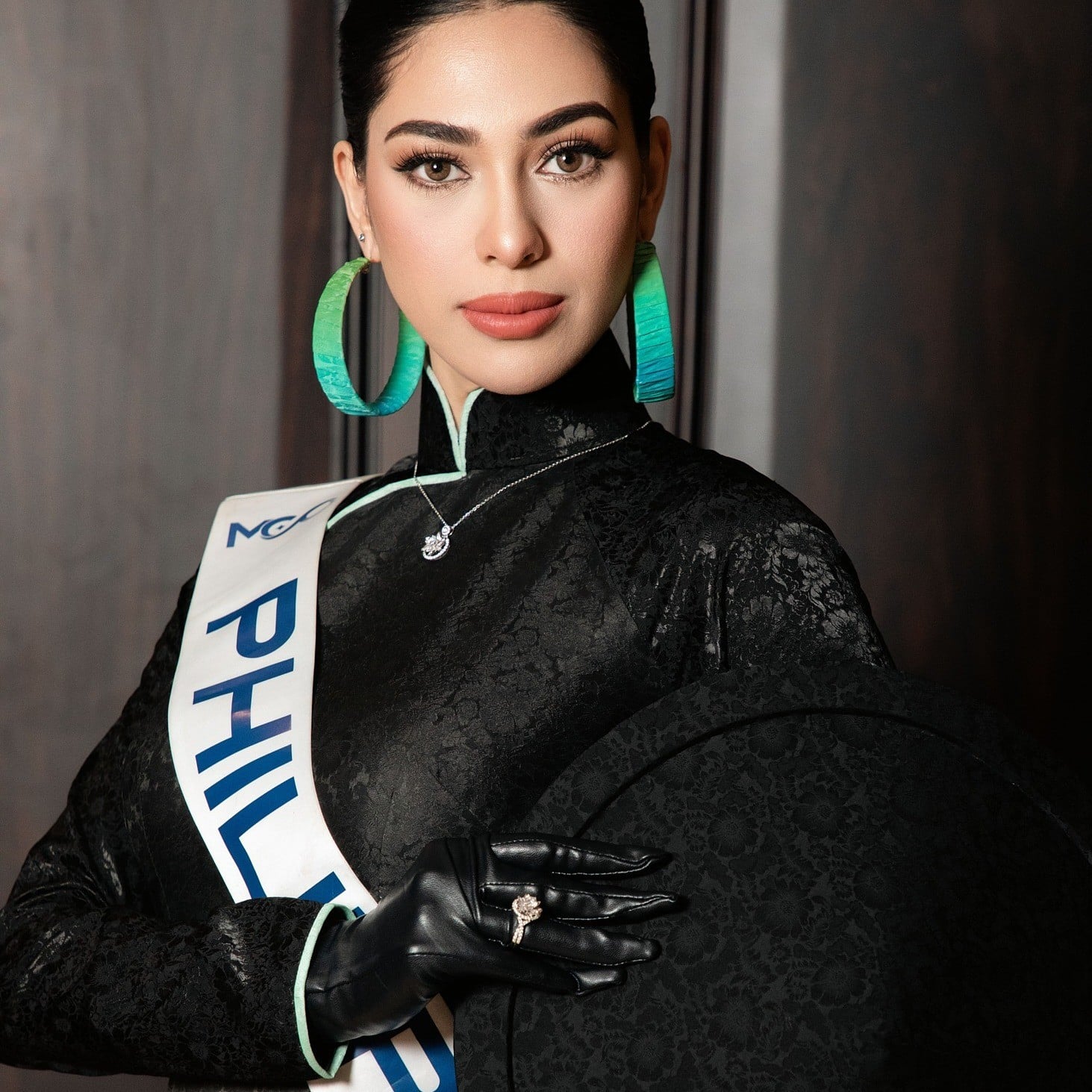 Á hậu Chelsea Fernandez đại diện cho phong thái sang trọng và quyền quý