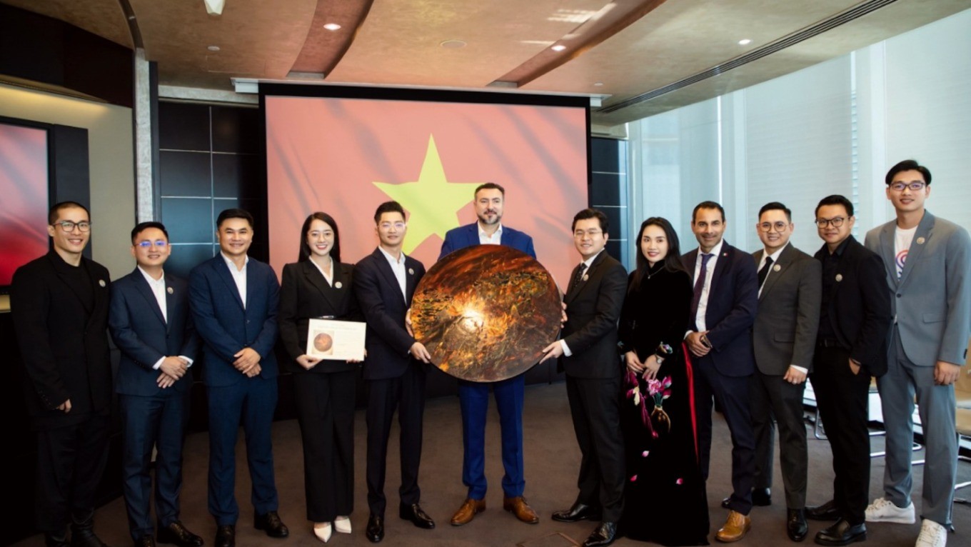 Chủ tịch Jemmia (thứ năm từ trái sang) trao tranh sơn mài hoa sen cho người đại diện của ông Sultan, cuối tháng 8/2024