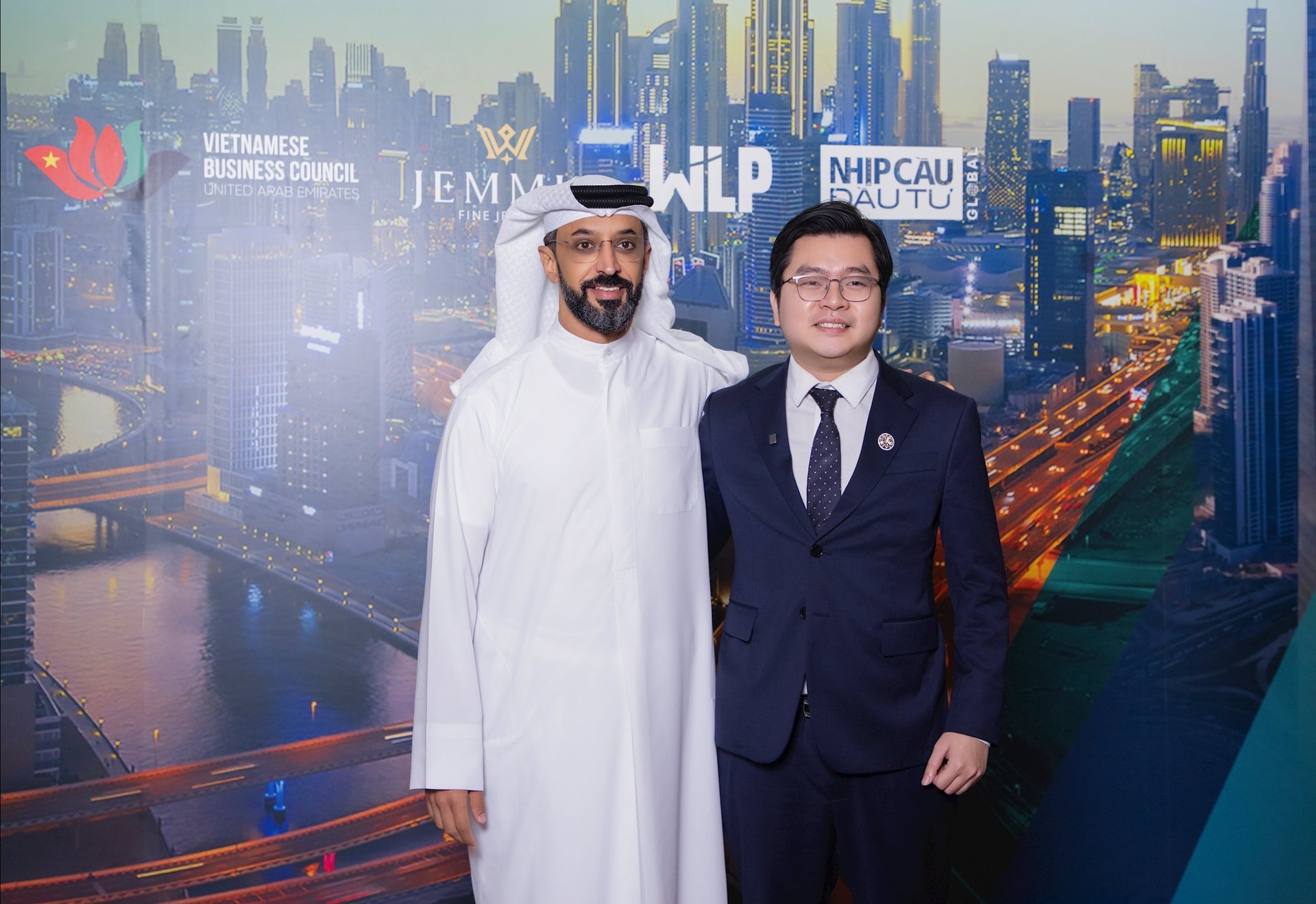 Ông Ahmed Bin Sulayem, Chủ tịch kiêm Tổng giám đốc điều hành khu thương mại DMCC (bên trái) và Ông Đặng Tuấn Kiệt - Giám đốc thương hiệu Jemmia Diamond (bên phải)