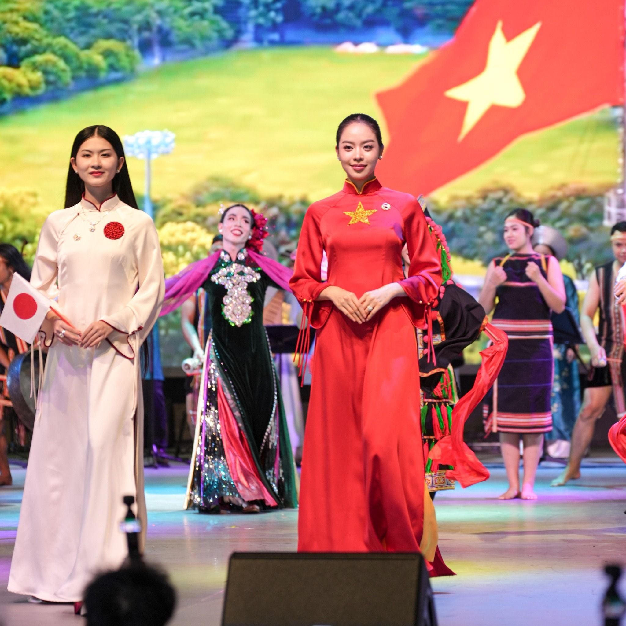 Người mẫu trình diễn Việt phục và trang sức Jemmia tại EXPO 2025 Osaka
