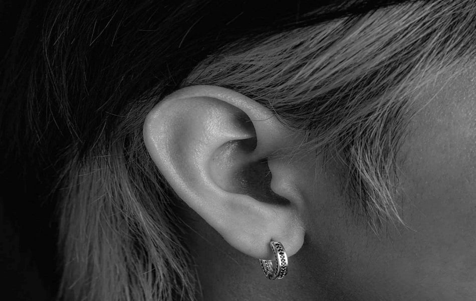 Khuyên tai titan là chất liệu gì?