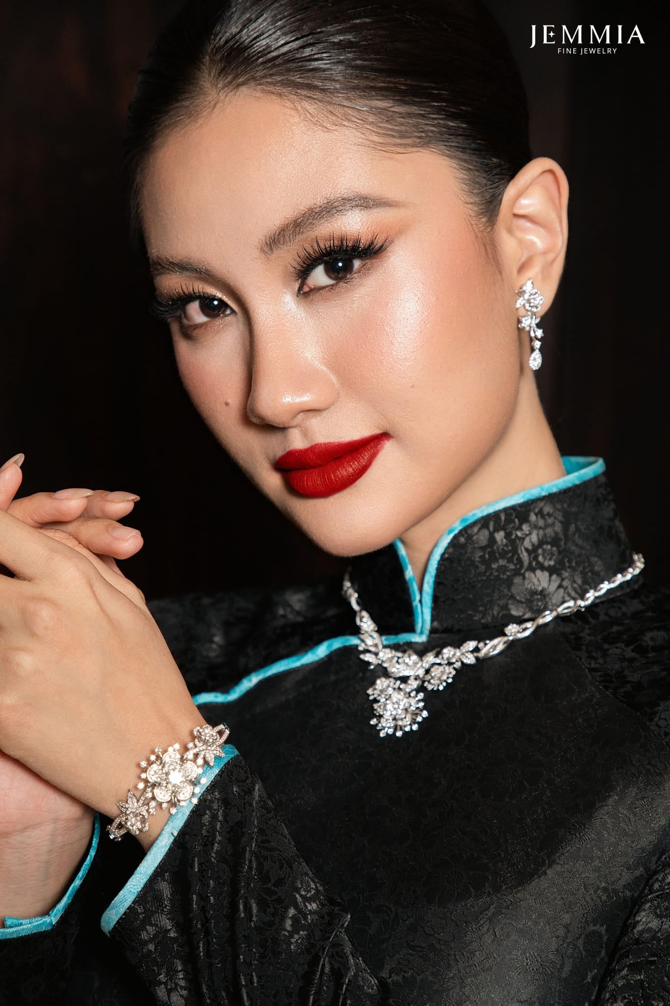 Phối bông tai theo màu sắc và họa tiết áo dài