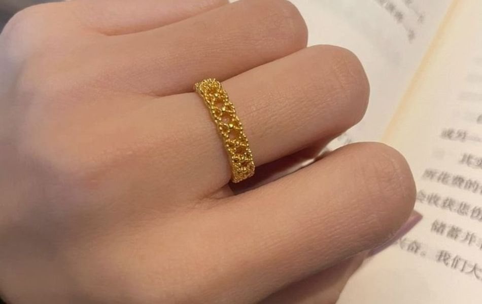 đeo nhẫn ngón giữa