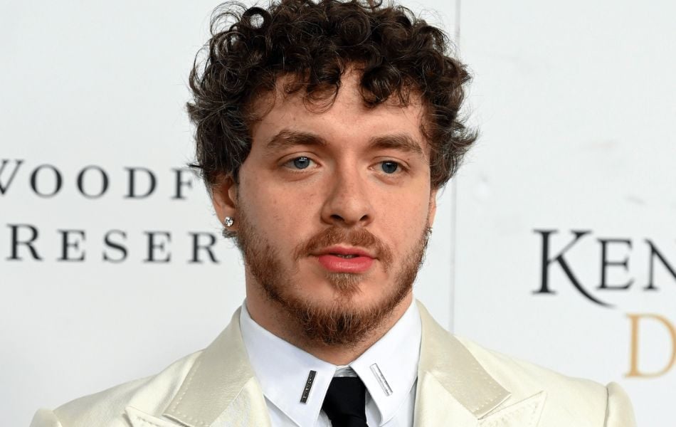 đeo khuyên tai bên trái