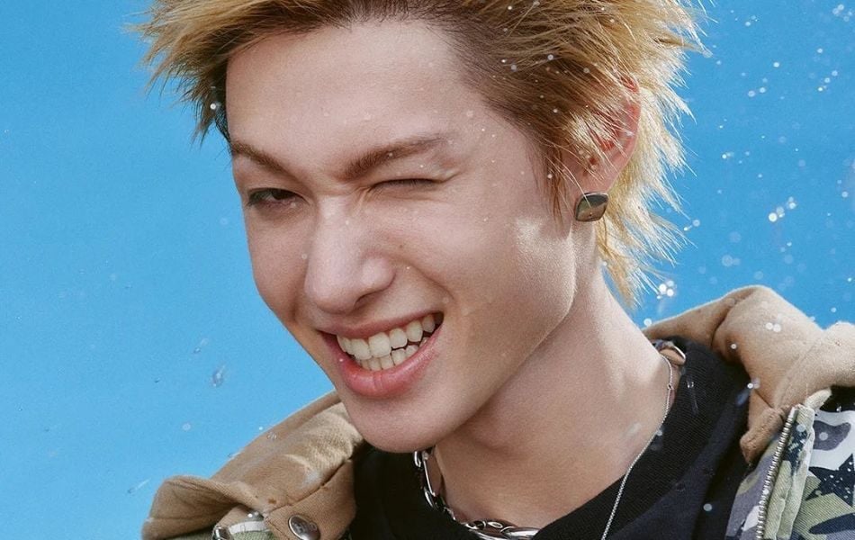 đeo khuyên tai bên trái