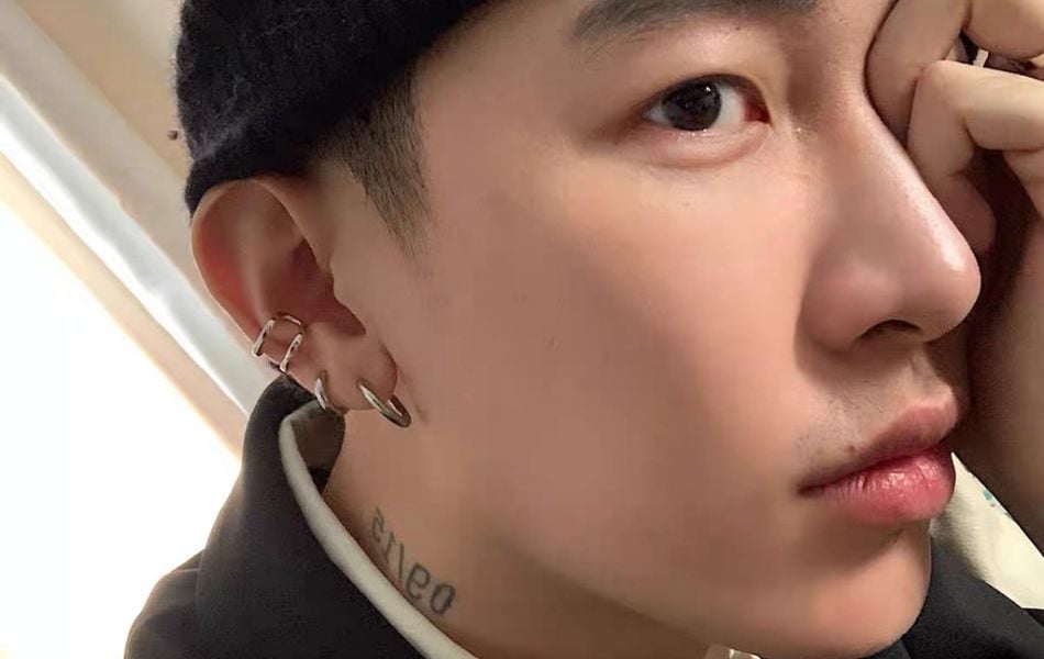 đeo khuyên tai bên trái