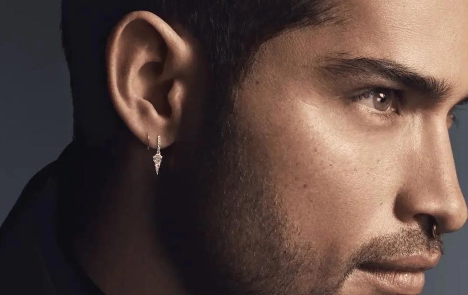 đeo khuyên tai bên trái