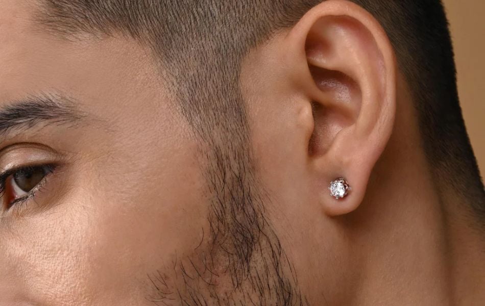 đeo khuyên tai bên trái