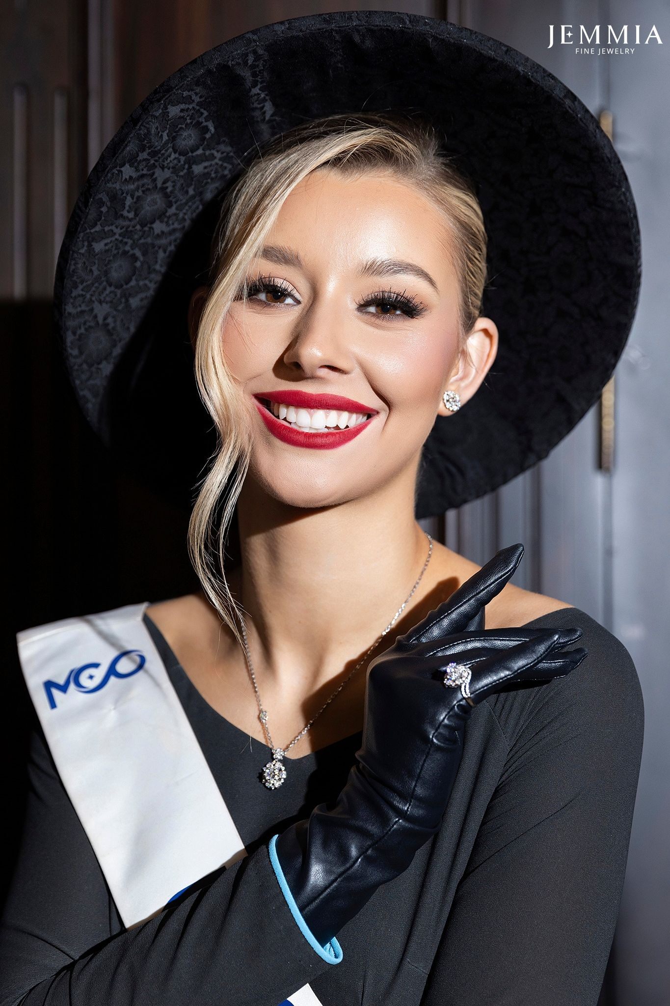 trang sức jemmia rực rỡ tại miss cosmo 2025