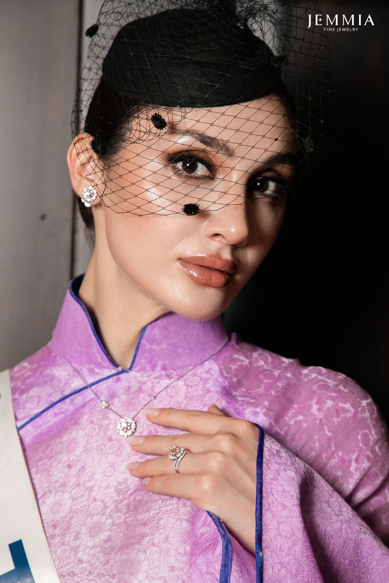 trang sức jemmia rực rỡ tại miss cosmo 2025