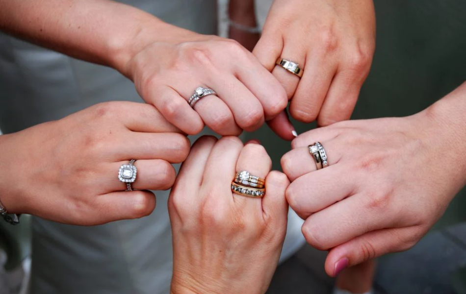vì sao nhẫn cưới được đeo ở ngón áp út
