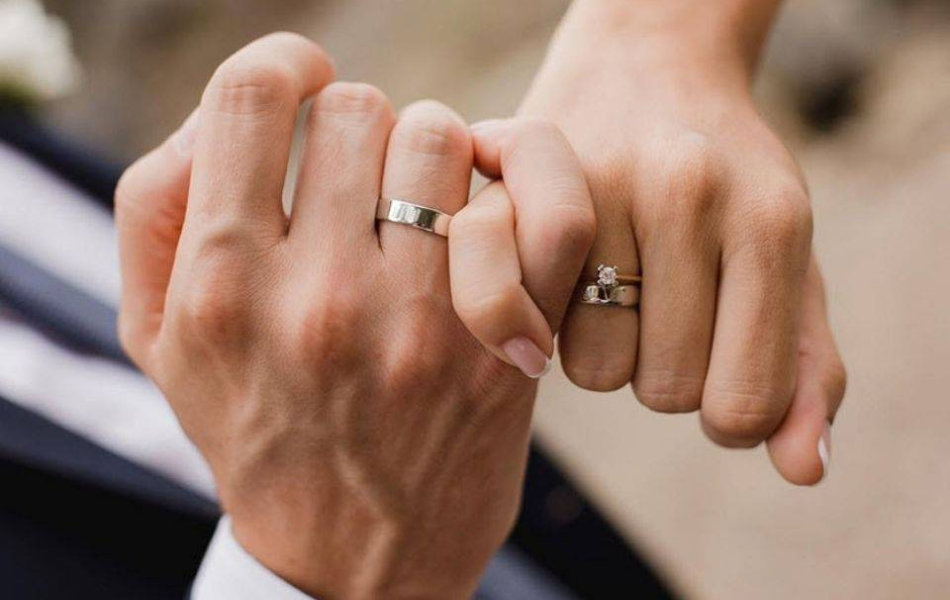 vì sao nhẫn cưới được đeo ở ngón áp út