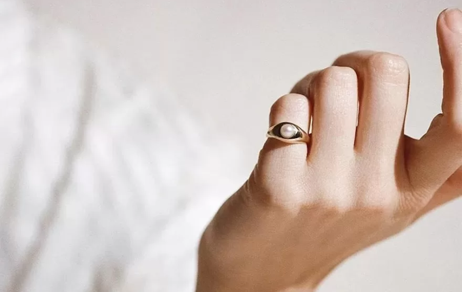 vì sao nhẫn cưới được đeo ở ngón áp út