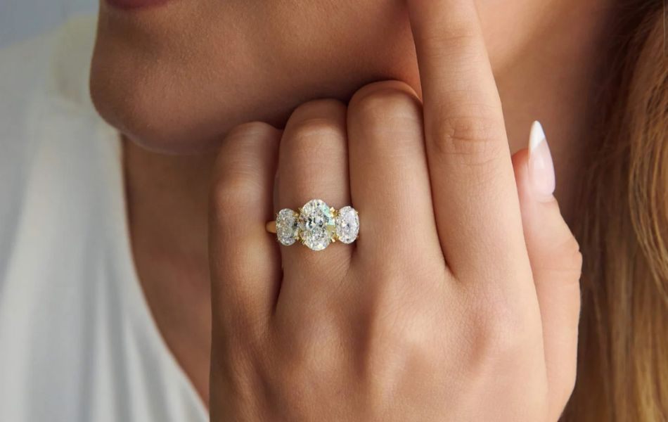 Thiết kế three-stone với oval làm viên trung tâm mang ý nghĩa quá khứ – hiện tại – tương lai