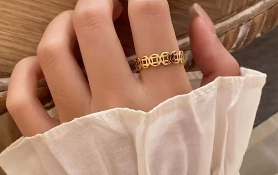 Nhẫn kim tiền thuộc hành Kim, do đó nó đặc biệt đại hợp với người mệnh Kim, Thủy và Thổ. Tuy nhiên, các mệnh khác vẫn có thể đeo nếu biết cách chọn màu sắc đá đính kèm để trung hòa.