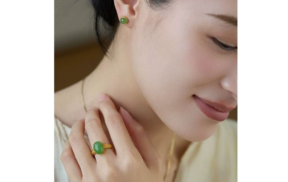 Đeo nhẫn ngọc bích giúp cân bằng trường năng lượng sinh học (bio-energy), mang lại bình an, tăng cường sức khỏe tim mạch và xua đuổi tà khí.