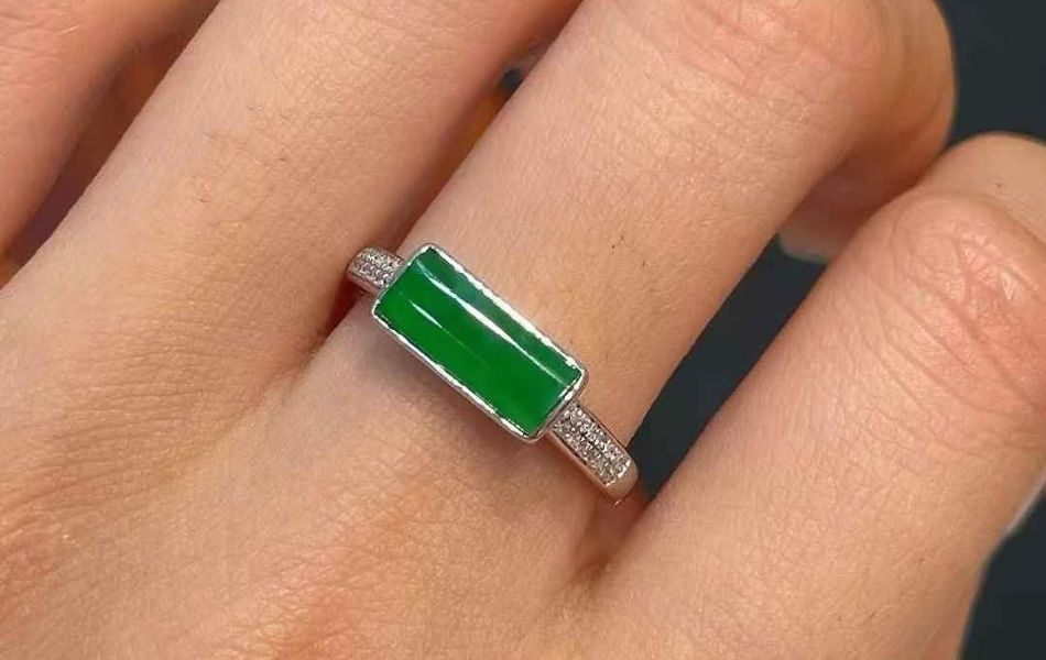 Tùy vào mục đích mà bạn chọn ngón đeo: Ngón cái để khẳng định uy quyền, ngón giữa để giữ tiền tài, và ngón út để thu hút quý nhân phù trợ