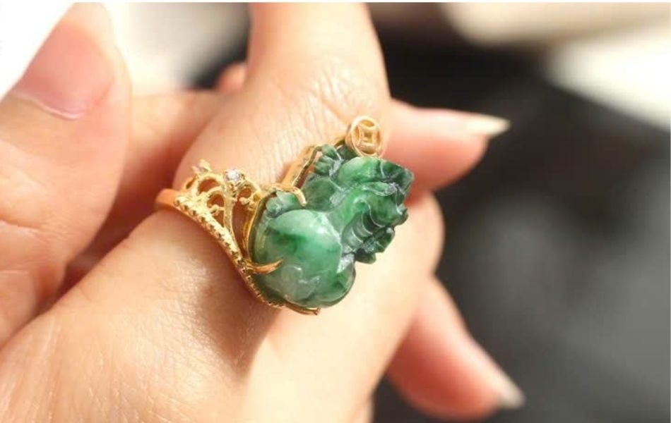 Xu hướng nhẫn ngọc bích hiện đại là sự giao thoa giữa nghệ thuật chạm khắc truyền thống và ngôn ngữ thiết kế Minimalism sang trọng.