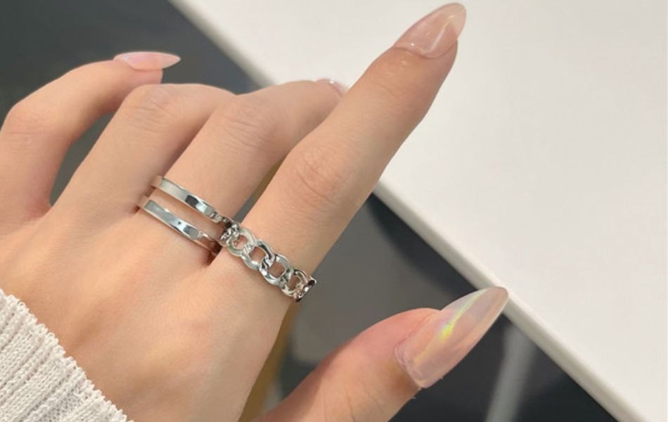 Đeo nhẫn tay trái với tay phải có gì khác nhau