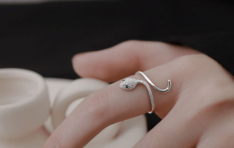 Ý nghĩa của nhẫn rắn trong văn hóa và phong thủy