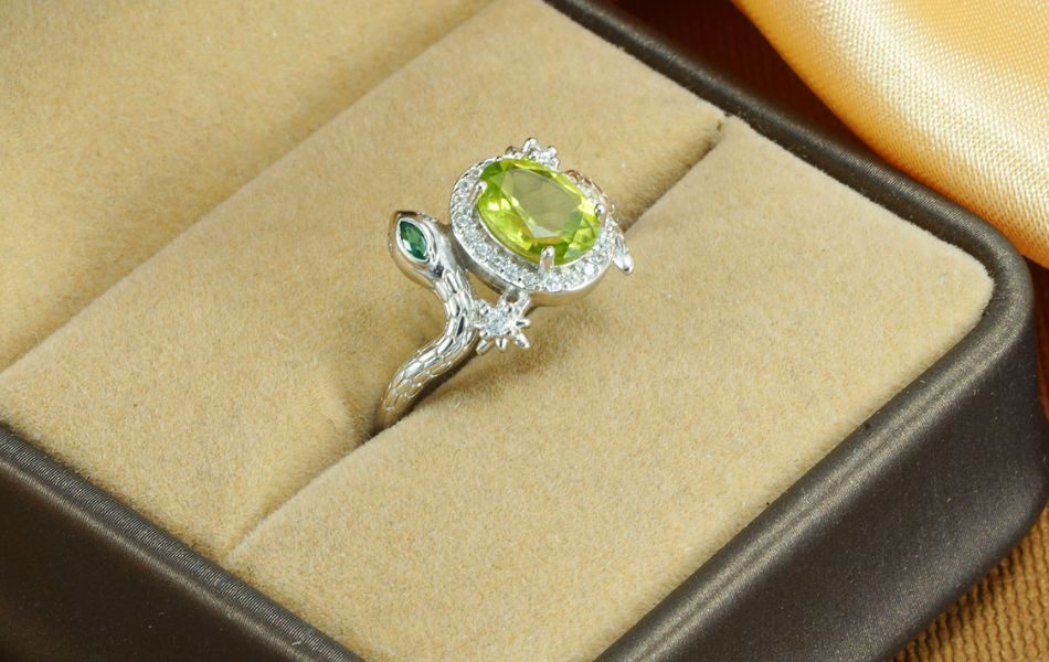 Màu sắc của đá quý đính trên nhẫn rắn mang lại may mắn