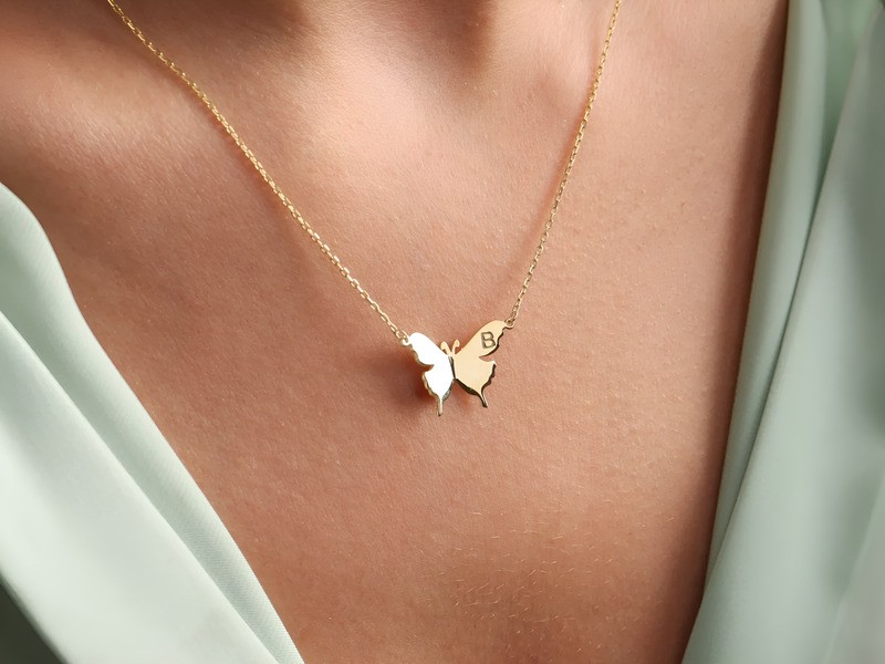 tặng dây chuyền mang ý nghĩa biểu tượng cho sự gắn kết bền chặt, lời hứa tình yêu lâu dài