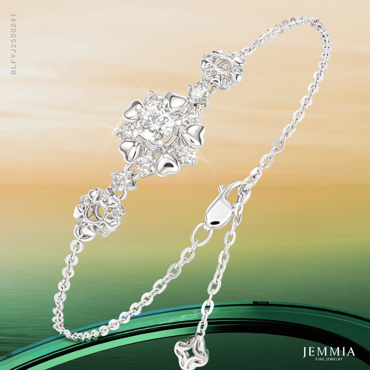 Vỏ Lắc Tay Kim Cương Tự Nhiên Nữ - BLFYJ2500241 điểm xuyết họa tiết trái tim tinh tế, lấp lánh gửi gắm trọn vẹn tình yêu và sự trân trọng dành cho mẹ.