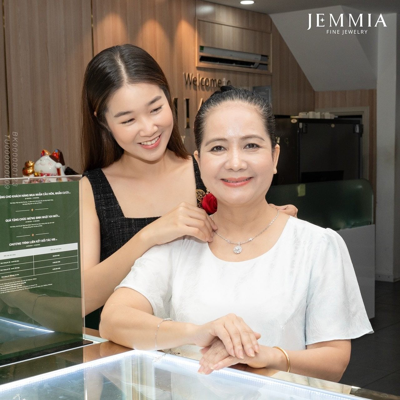 Dây chuyền kim cương là món trang sức tặng mẹ 20/10 ý nghĩa, giúp mẹ tỏa sáng và thêm phần tự tin với nhiều thiết kế tinh xảo đa dạng