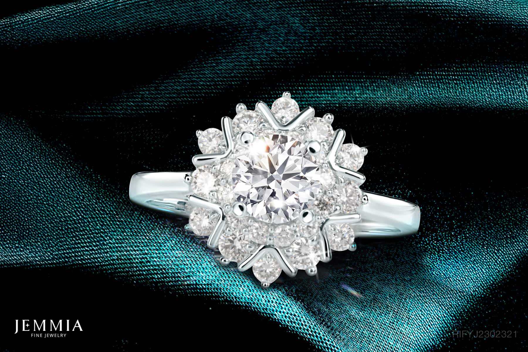 Vỏ Nhẫn Kim Cương Tự Nhiên Nữ - RIFYJ2302321 đính viên kim cương trung tâm lớn, được bao quanh bởi các viên kim cương nhỏ hơn xếp thành hình bông hoa, tạo nên vẻ ngoài tinh tế, quý phái.
