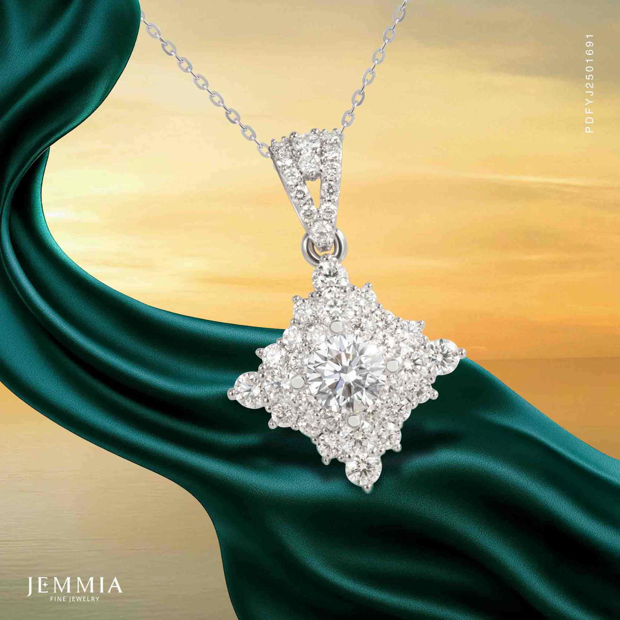 Mặt dây chuyền nổi bật với viên kim cương chủ được bao quanh bởi họa tiết trái tim tinh xảo. Đây là món quà trang nhã, gửi gắm trọn vẹn tình cảm tri ân dành cho mẹ