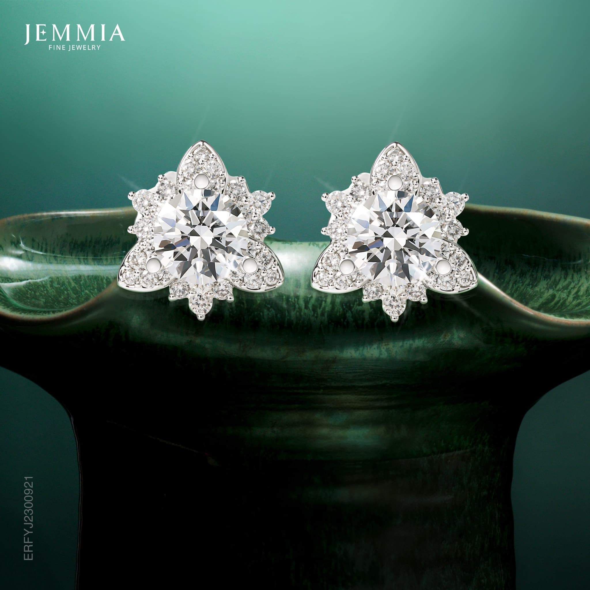 Vỏ Bông Tai Kim Cương Tự Nhiên Nữ - ERFYJ2300921 dáng cánh hoa uyển chuyển, lấp lánh như sương mai trên nụ hoa thanh tao, tôn vinh vẻ đẹp dịu dàng của mẹ.