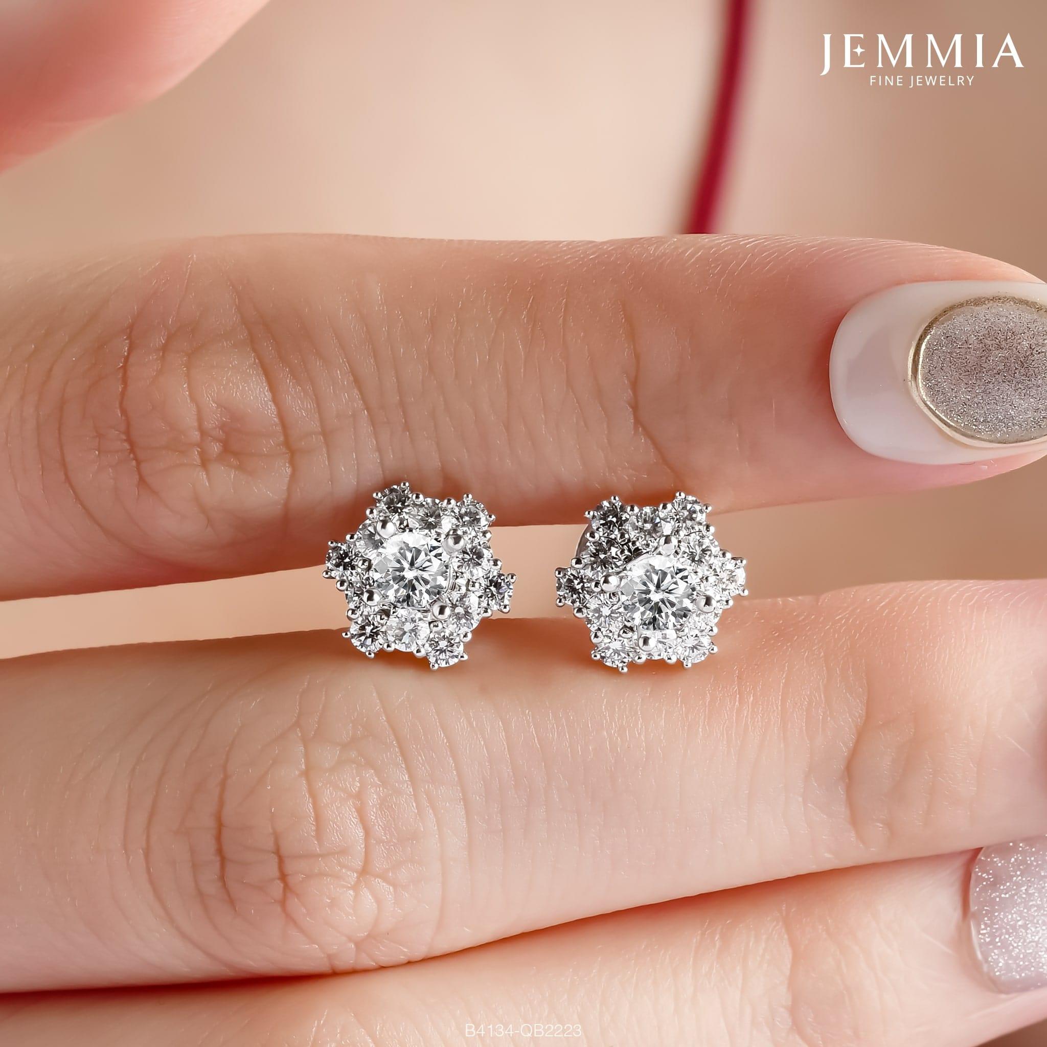 Vỏ Bông Tai Kim Cương Tự Nhiên Nữ - ERFYJ2301821 dáng tròn sang trọng, thiết kế đính nhiều viên đá tỏa sáng như hoa tuyết, tạo điểm nhấn lấp lánh tinh tế trên gương mặt