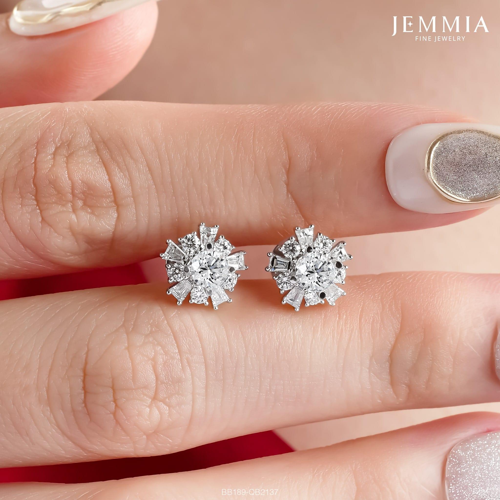 Vỏ Bông Tai Kim Cương Tự Nhiên Nữ - ERFYJ2200761 thiết kế dạng hoa nở rực rỡ, viên kim cương chủ lấp lánh nổi bật và đầy cuốn hút.