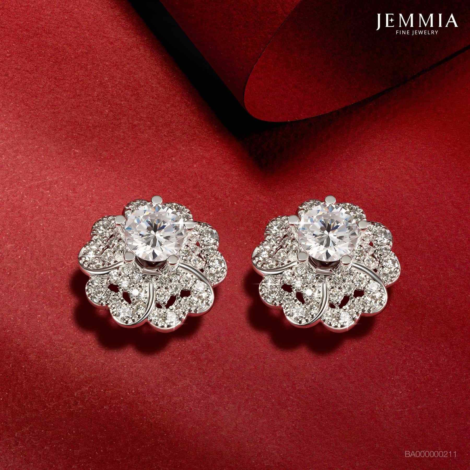 Vỏ Bông Tai Kim Cương Tự Nhiên Nữ - ERFYJ2400721 thiết kế hình hoa 6 cánh tinh xảo, viên chủ sáng rực rỡ kết hợp viền đính đá lấp lánh, mang vẻ đẹp sang trọng và nữ tính