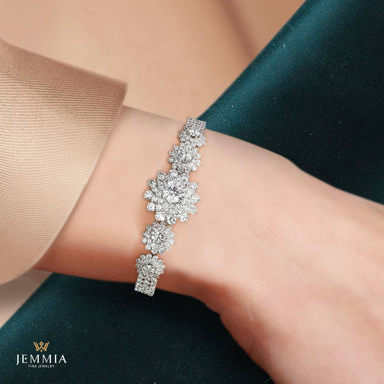 Lắc tay là món trang sức tặng người yêu 20/10&nbsp; tinh tế, tôn lên vẻ mềm mại và duyên dáng cho đôi tay của nàng ấy