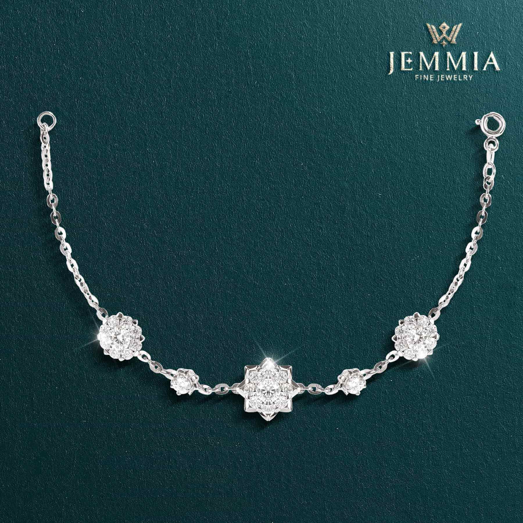 Lắc tay kim cương thiết kế tinh xảo với các họa tiết hoa đính đá lấp lánh, mang vẻ đẹp thanh tao, tinh khôi