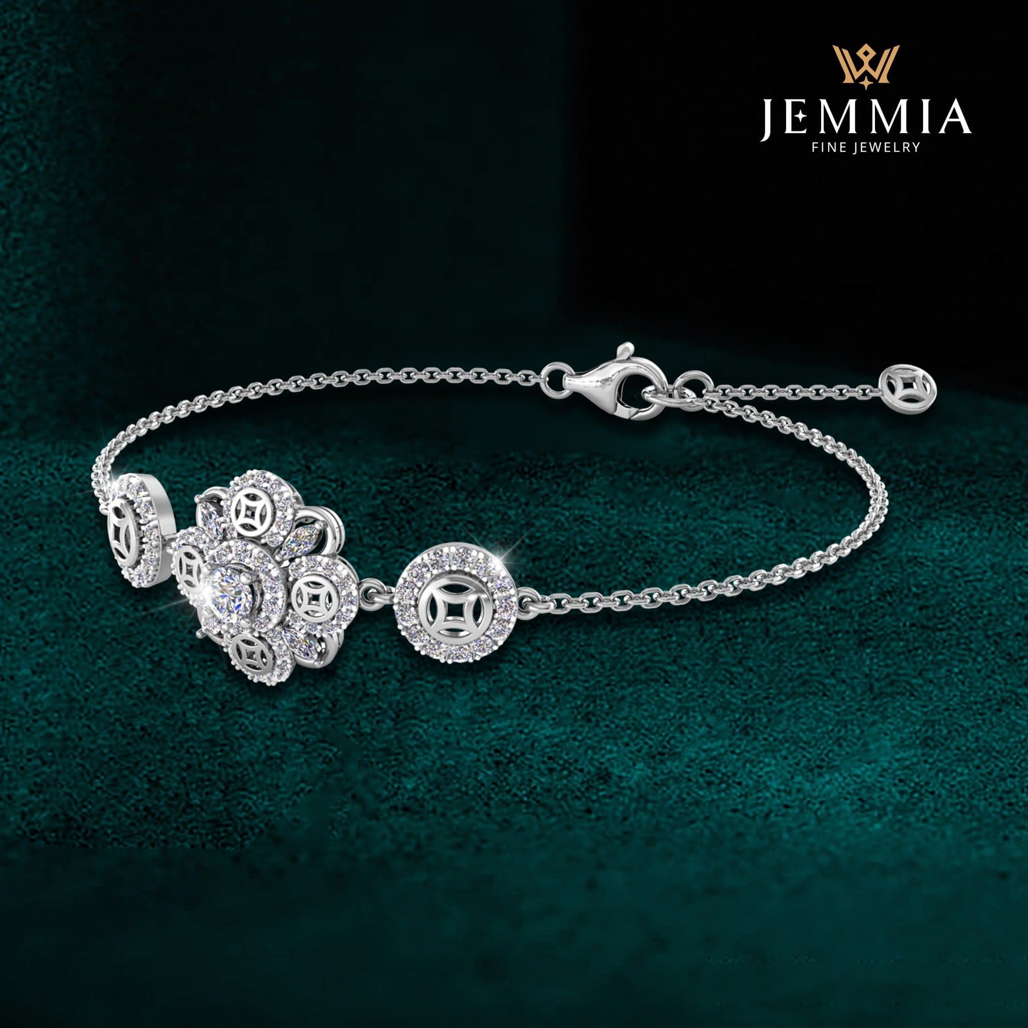 Lắc tay kim cương thanh lịch với điểm nhấn bông hoa 8 cánh đính đá kết hợp họa tiết đồng xu tròn tinh tế, mang đến vẻ đẹp duyên dáng, sắc sảo cho phái nữ