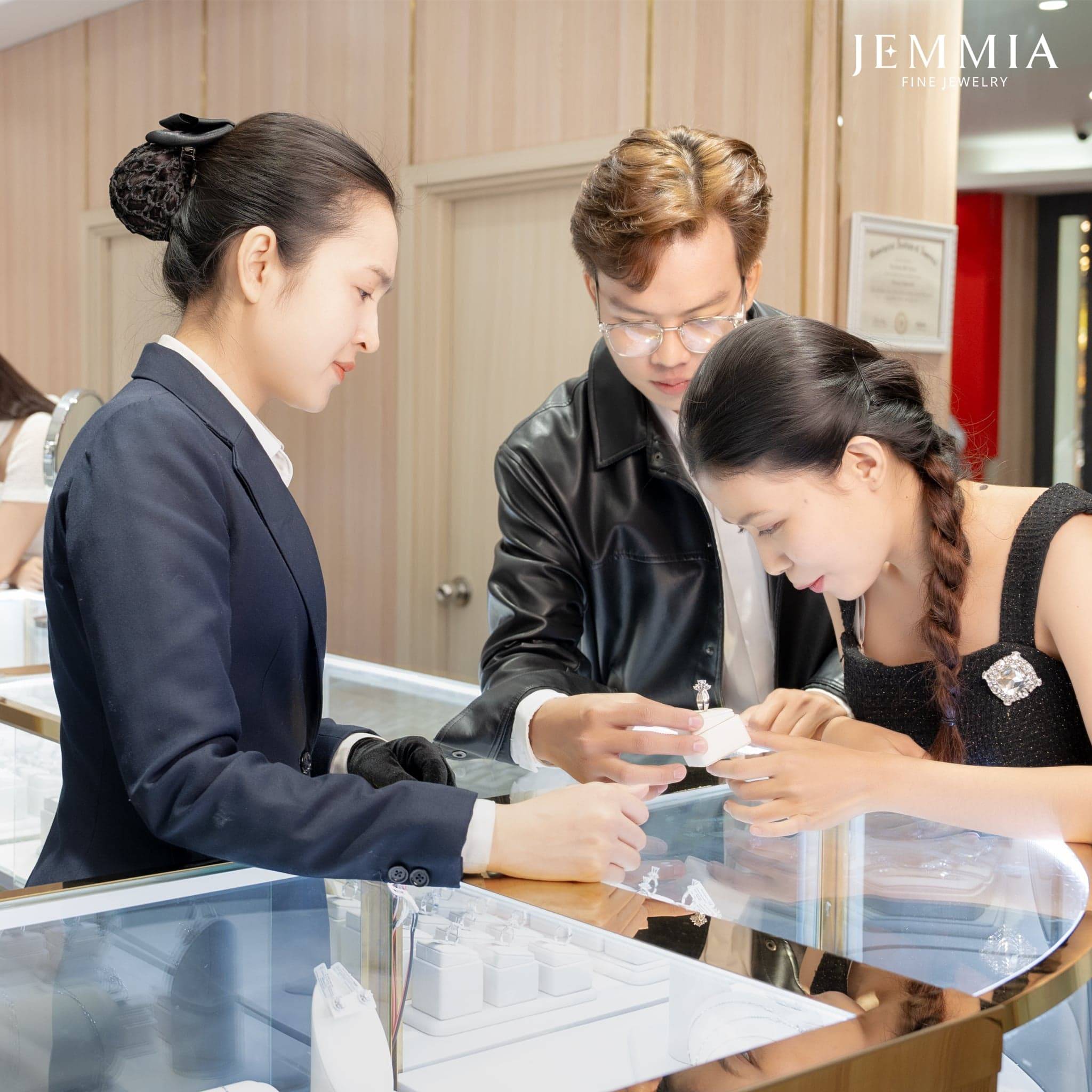 ý nghĩa của việc tặng trang sức cho người yêu