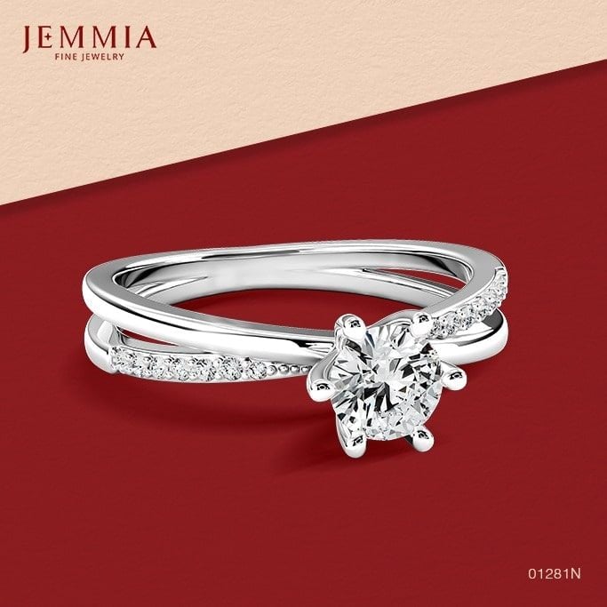 Vỏ Nhẫn Kim Cương Tự Nhiên Nữ - RIFYJ2300731 có thiết kế hai vòng đan xen độc đáo, đính kim cương tấm tinh xảo dọc thân nhẫn và nổi bật với viên kim cương tròn 6 chấu rực rỡ.