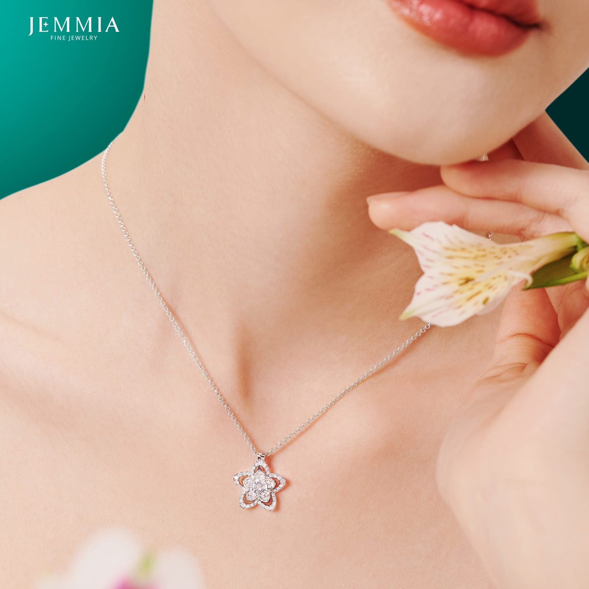 Dây chuyền là món trang sức tặng người yêu 20/10 tinh tế, vừa tôn vinh vẻ đẹp vừa gửi gắm tình yêu gắn bó từ trái tim đến trái tim