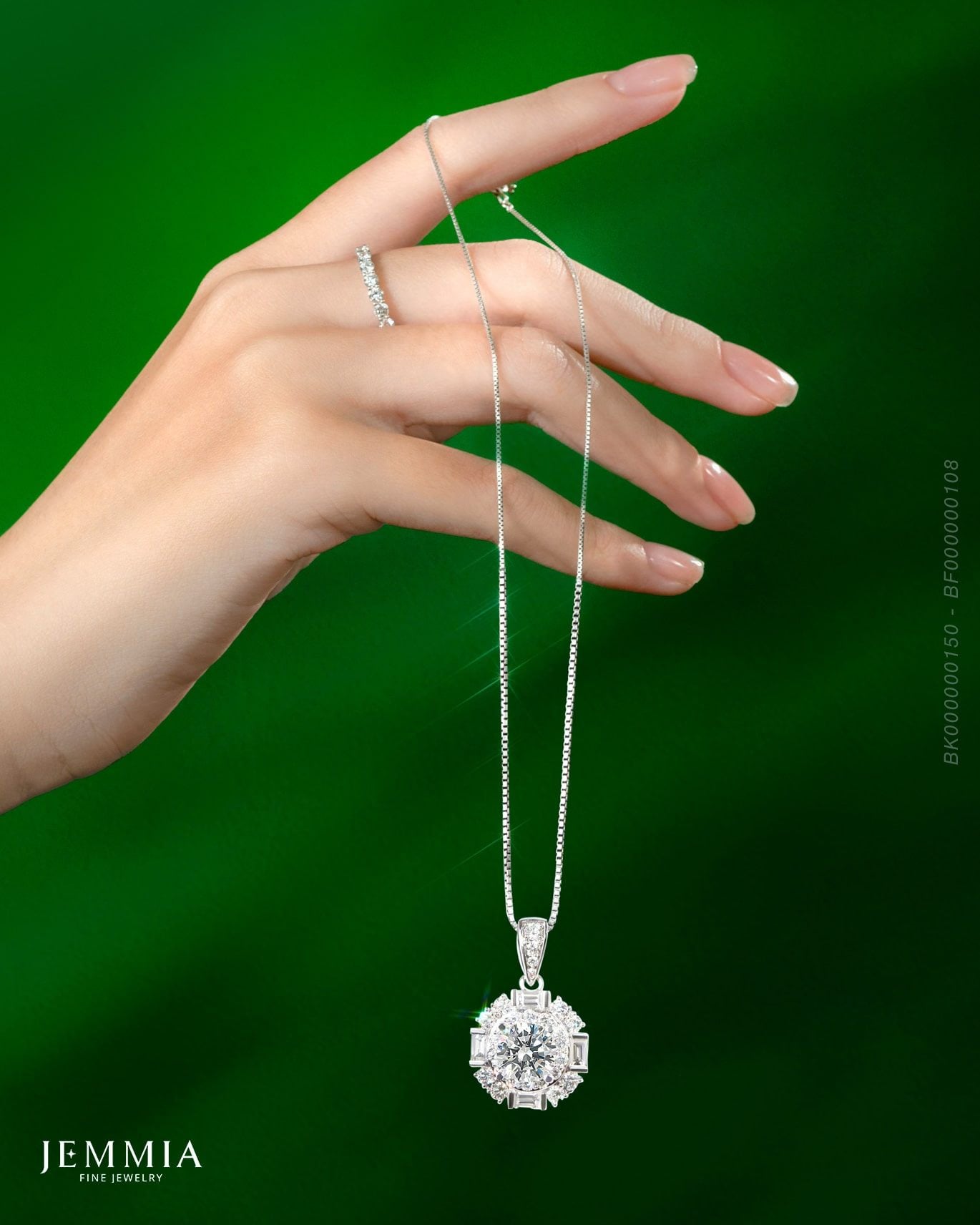 Vỏ Mặt Dây Kim Cương Tự Nhiên Nữ - PDFYJ2300671 hình tròn cách điệu, viên kim cương chủ sáng rực rỡ được bao quanh bởi các giác cắt tinh xảo, tạo hiệu ứng lấp lánh nổi bật và đẳng cấp