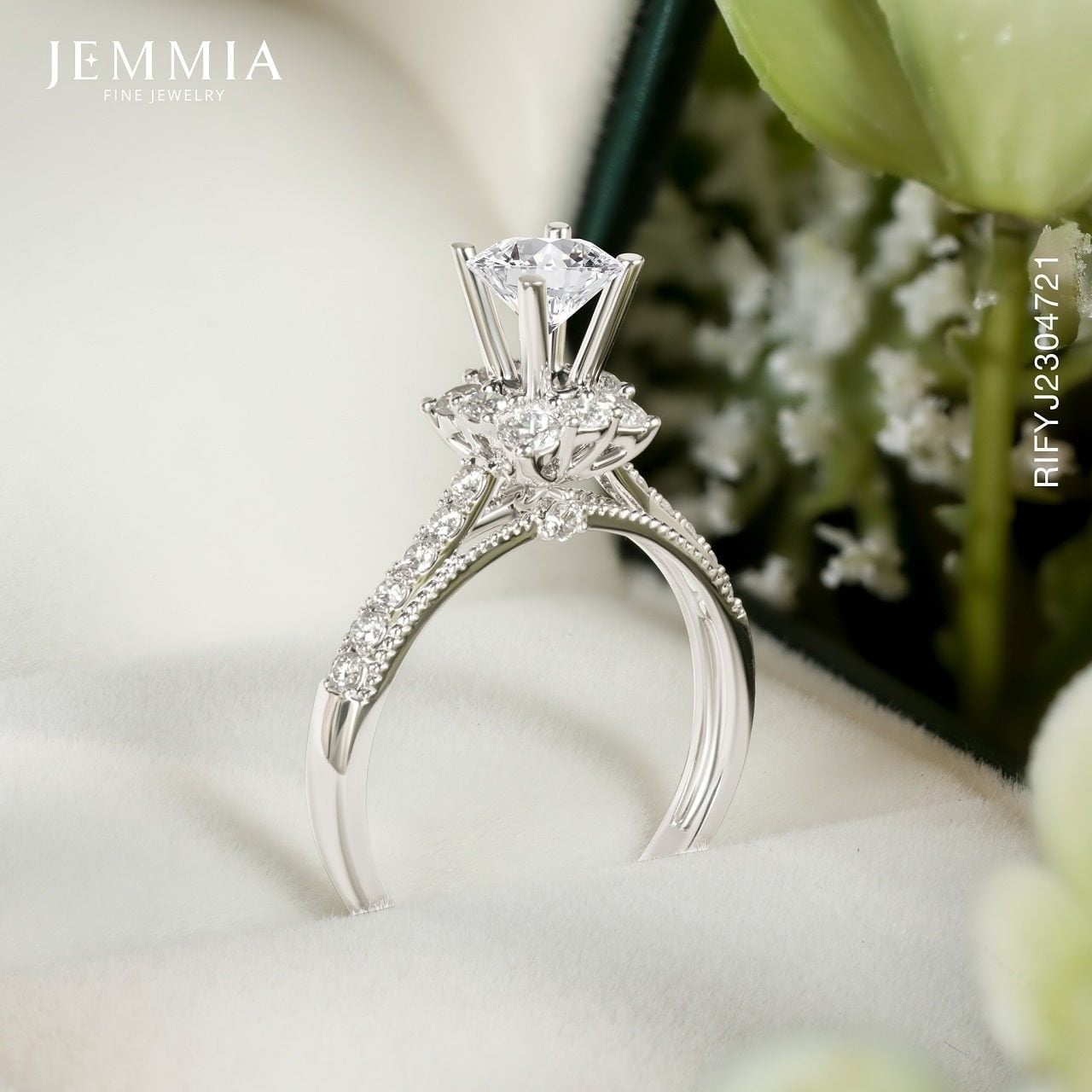 Vỏ Nhẫn Kim Cương Tự Nhiên Nữ - RIFYJ2400491 với viên kim cương chủ dáng tròn nổi bật, được nâng đỡ bởi gọng hoa văn tinh xảo như biểu tượng của tình yêu rực rỡ, vĩnh cửu và duy nhất trong đời