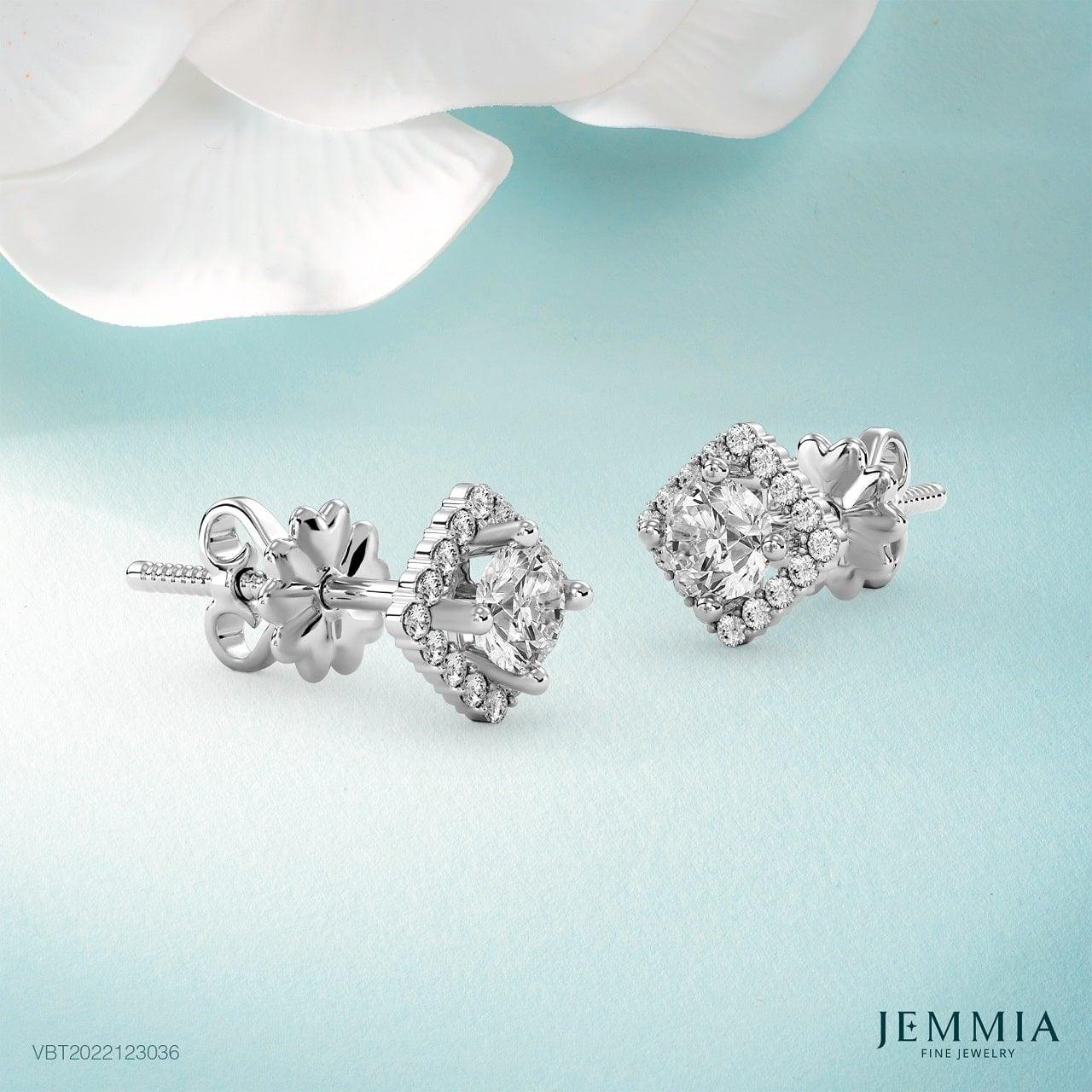 Những vòng tròn vàng đính kim cương tấm xung quanh, mang lại vẻ năng động.