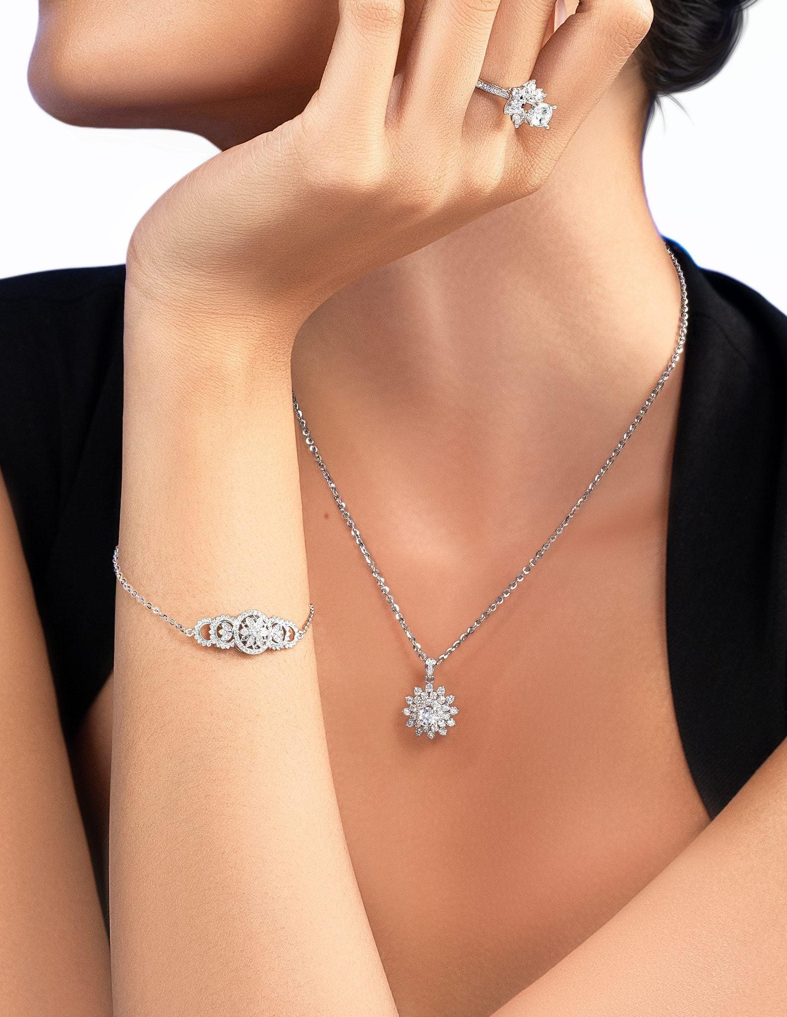 Món trang sức xa xỉ, biểu tượng cho sự sang trọng vĩnh cửu.